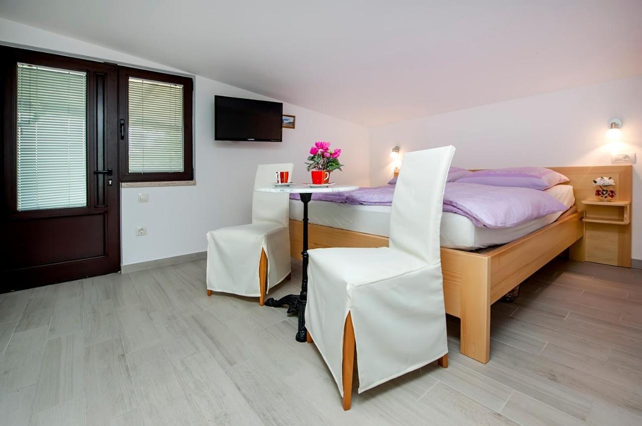 Keser Apartments โรวีน ภายนอก รูปภาพ